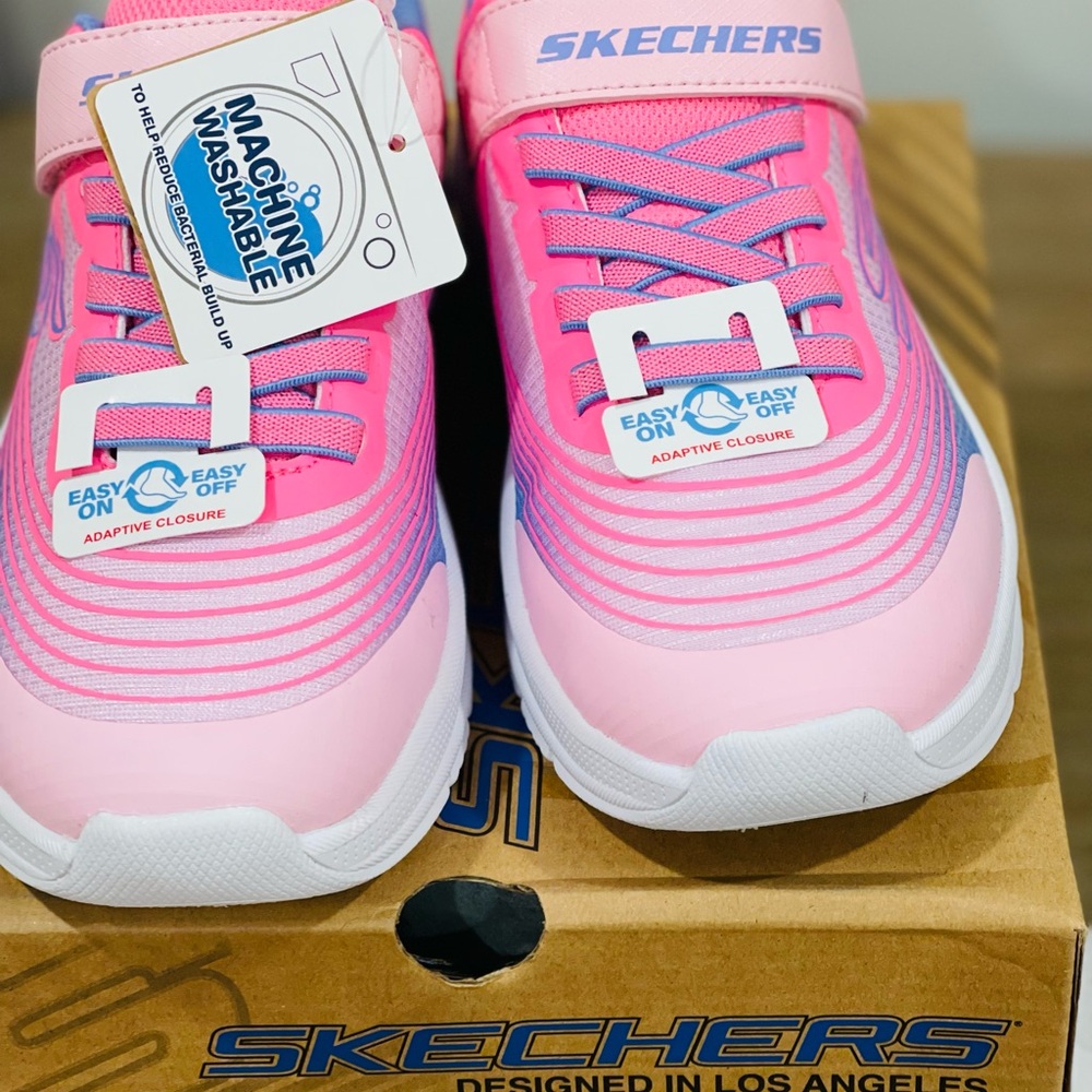 NWT NIB Skechers sneakers 2.5